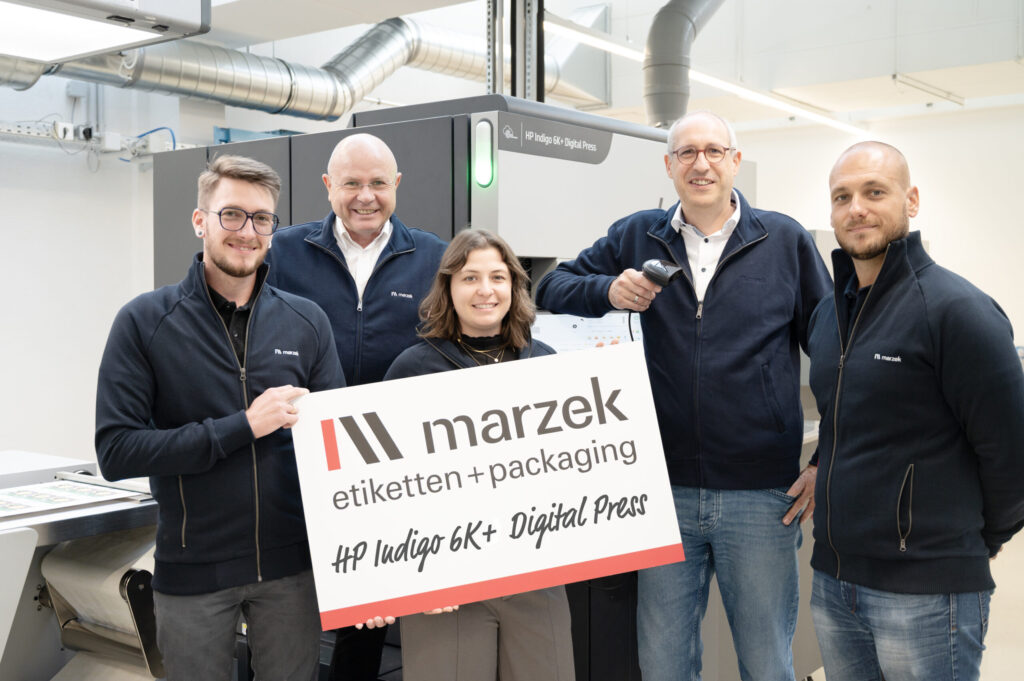 Dr. Johannes Michael Wareka, CEO, 4. Generation der Gründerfamilie, Stefanie Wareka, CMO und 5. Generation der Gründerfamilie, DI Michael Grech, MBA, COO, und Mitarbeiter der Produktion Digital Offset mit der HP Indigo 6k+ Digital-Offsetmaschine, der jüngsten Innovation im Maschinenpark von Marzek Etiketten+Packaging. © Marzek