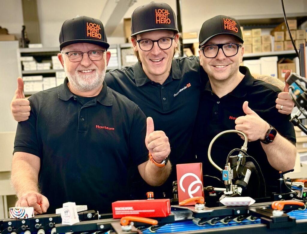 Geschäftsführer Jerome Muszy (Mitte) mit Horizon-Vertriebsleiter Thomas Heil (rechts) und Michael Bock, Projekt- und Produktmanager Stanzen bei Horizon. ©Horizon GmbH