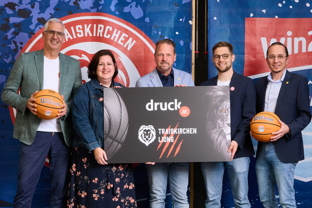 Im Bild v.l.n.r: Michael Schwabl, Präsident druck.at Traiskirchen Lions; Sabrina Divoky, Bürgermeisterin Traiskirchen (SPÖ) und Vizepräsidentin druck.at Traiskirchen Lions; Stefan Just, Head of CRM druck.at; Paul Handler, Geschäftsführer druck.at Traiskirchen Lions und Gerhard Patek, Geschäftsführer druck.at. © druck.at