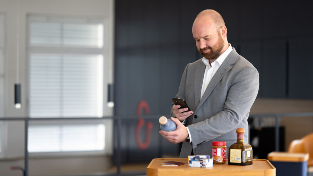 Marc Hunsänger, Director Protection Technologies bei Koenig & Bauer Vision & Protection, zeigt, wie einfach es sein kann, Druckerzeugnisse zu schützen und zu überprüfen. © Koenig & Bauer